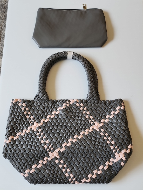 The Unbranded Brand Handbags - Woven Grey and Pink Tote Bag with Matching Pouch. NWOT.
